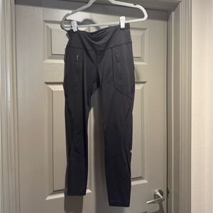 Black lululemon leggi with zipper pockets